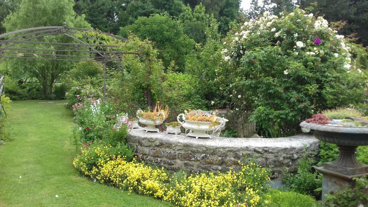 Gite Du Jardin Des Sources Vaux-sur-Seulles Esterno foto