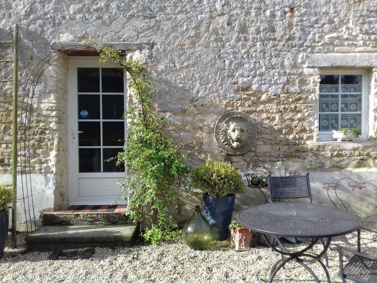 Gite Du Jardin Des Sources Vaux-sur-Seulles Esterno foto
